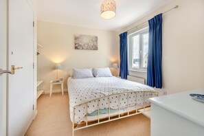 3 bedrooms, iron/ironing board, travel crib, free WiFi - 3 Bed in Broad Haven (oc-w27772) (Broad Haven)