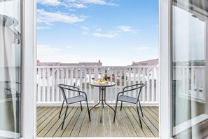 Outdoor dining - 3 Bed in Broad Haven (oc-s27796) (Broad Haven)