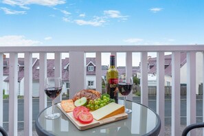 Outdoor dining - 3 Bed in Broad Haven (oc-s27796) (Broad Haven)