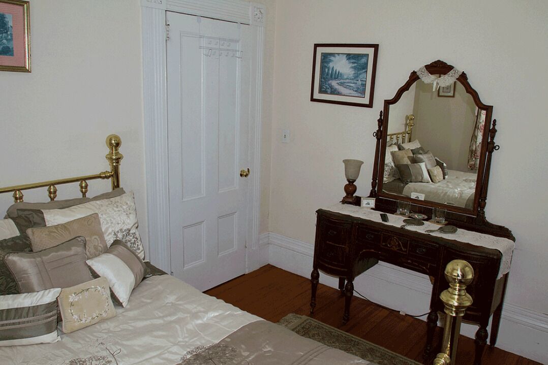 Skrivebord, strykejern/-brett, wi-fi (inkludert) og sengetøy