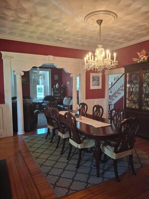 Dining - Best in-town location - Walk everywhere - Free on-site parking (New Port)