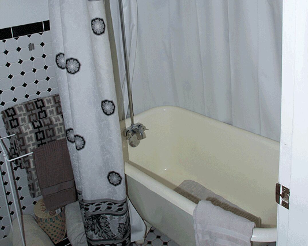 Dusj, hårføner og håndklær