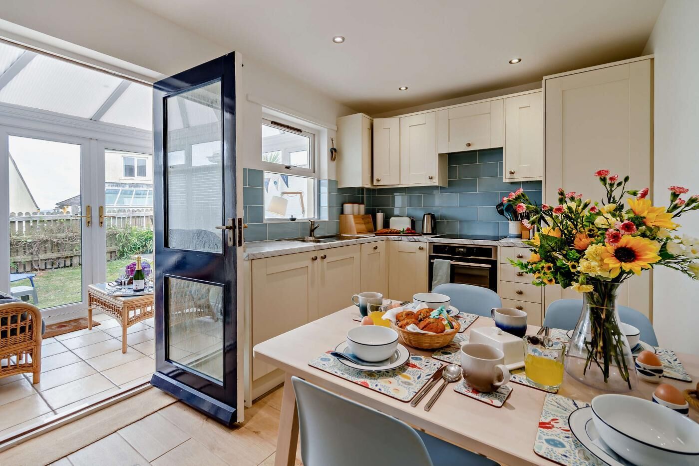 Mikrowelle, Ofen, Geschirrspüler, Hochstuhl