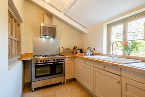 Mikrowelle, Ofen, Geschirrspüler, Kochgeschirr/Geschirr/Besteck