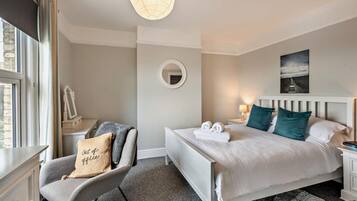 3 bedrooms, travel cot, free WiFi, bed sheets