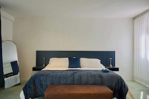 6 bedrooms, desk, iron/ironing board, WiFi