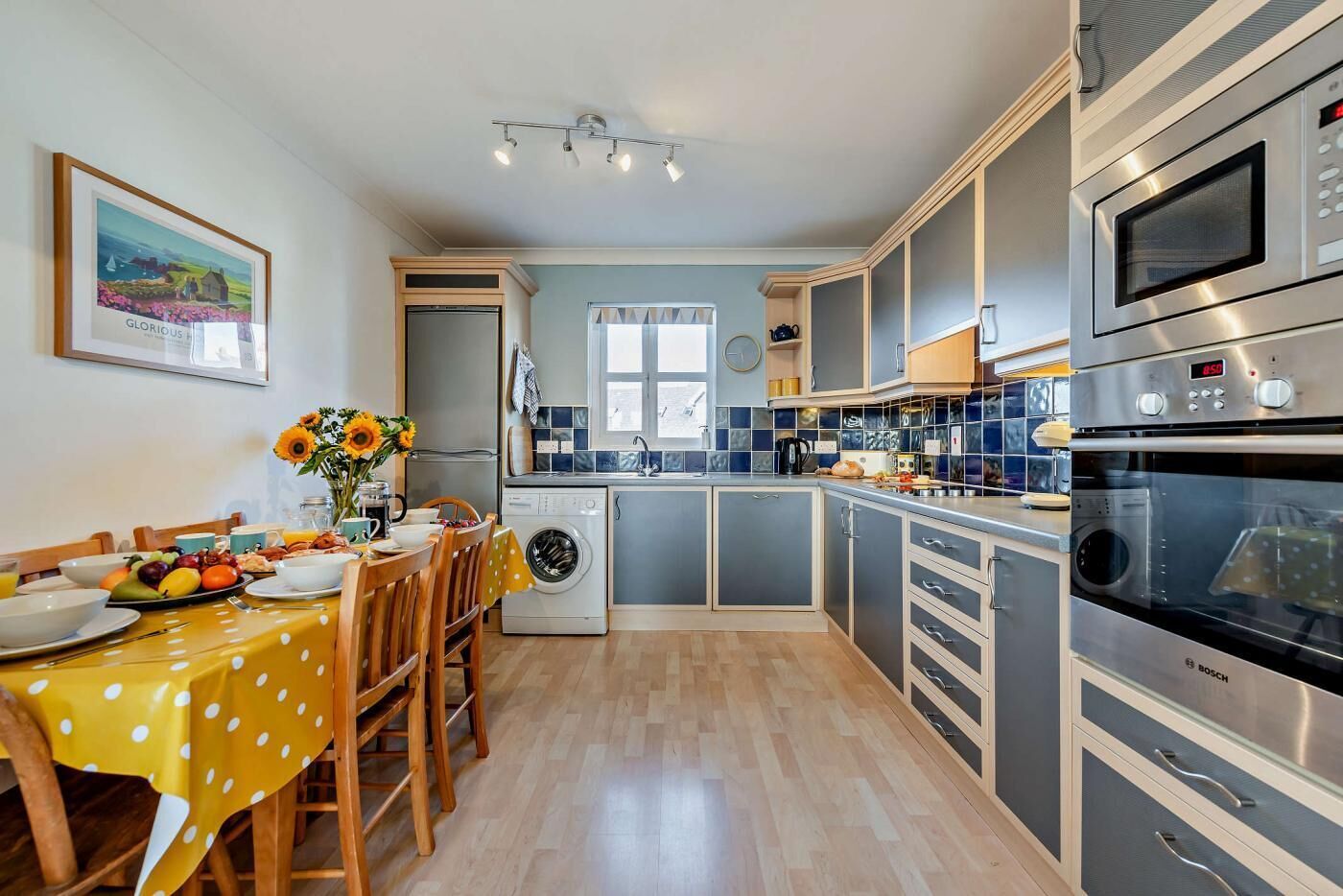 Mikrowelle, Ofen, Geschirrspüler, Hochstuhl