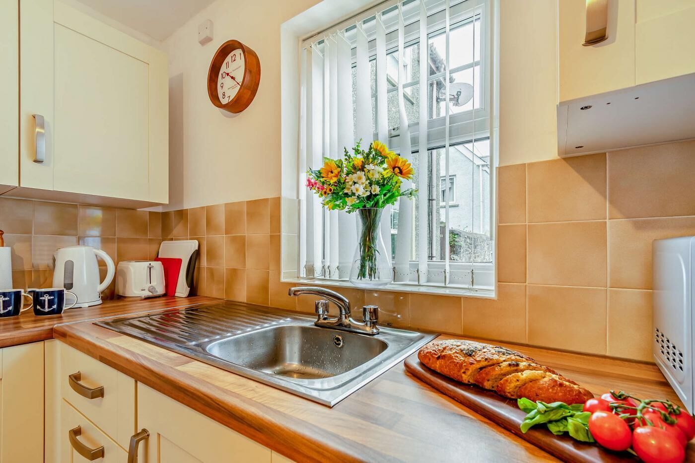 Mikrowelle, Ofen, Hochstuhl, Kochgeschirr/Geschirr/Besteck