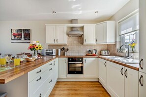 Microwave, oven, high chair, cookware/dishes/utensils - 2 Bed in Broad Haven (oc-a27863) (Broad Haven)