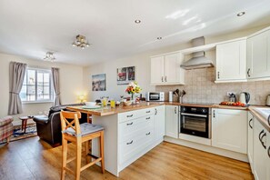 Microwave, oven, highchair, cookware/dishes/utensils - 2 Bed in Broad Haven (oc-a27863) (Broad Haven)