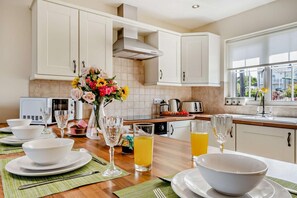 Mikroaaltouuni, uuni, syöttötuoli, keittoastiat/astiat/ruokailuvälineet