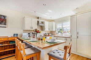 Mikroaaltouuni, uuni, syöttötuoli, keittoastiat/astiat/ruokailuvälineet