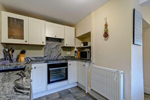 Geschirrspüler, Hochstuhl, Kochgeschirr/Geschirr/Besteck