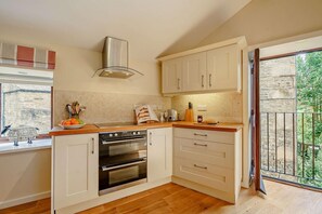 Microwave, oven, dishwasher, cookware/dishes/utensils
