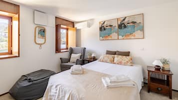 Tabla de planchar con plancha, wifi y ropa de cama