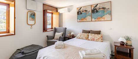 Een strijkplank/strijkijzer, wifi, beddengoed