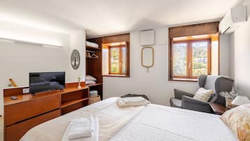 Tabla de planchar con plancha, wifi y ropa de cama