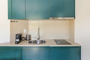 Geladeira, micro-ondas, cooktop, cafeteira/chaleira