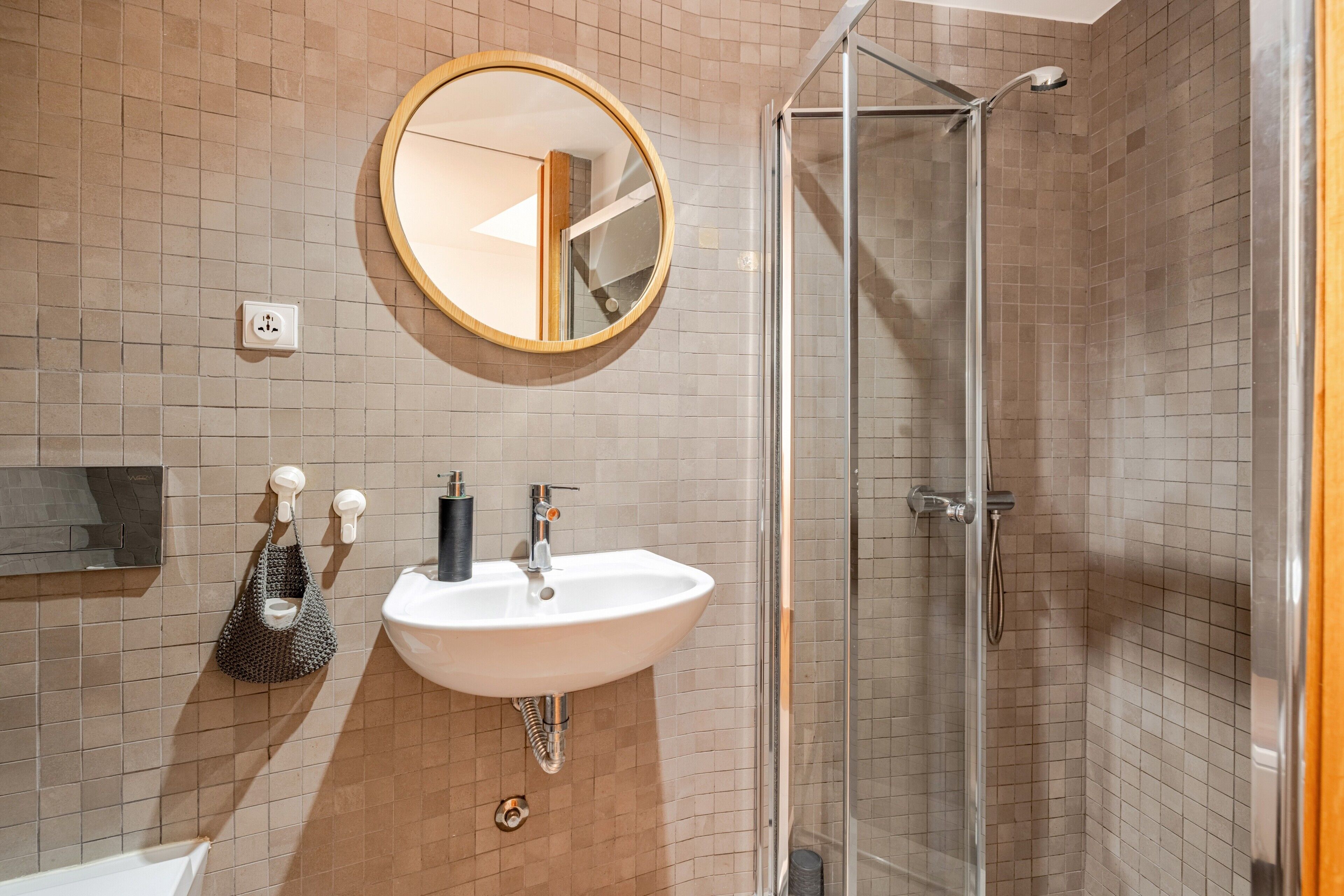 Douche, sèche-cheveux, serviettes fournies