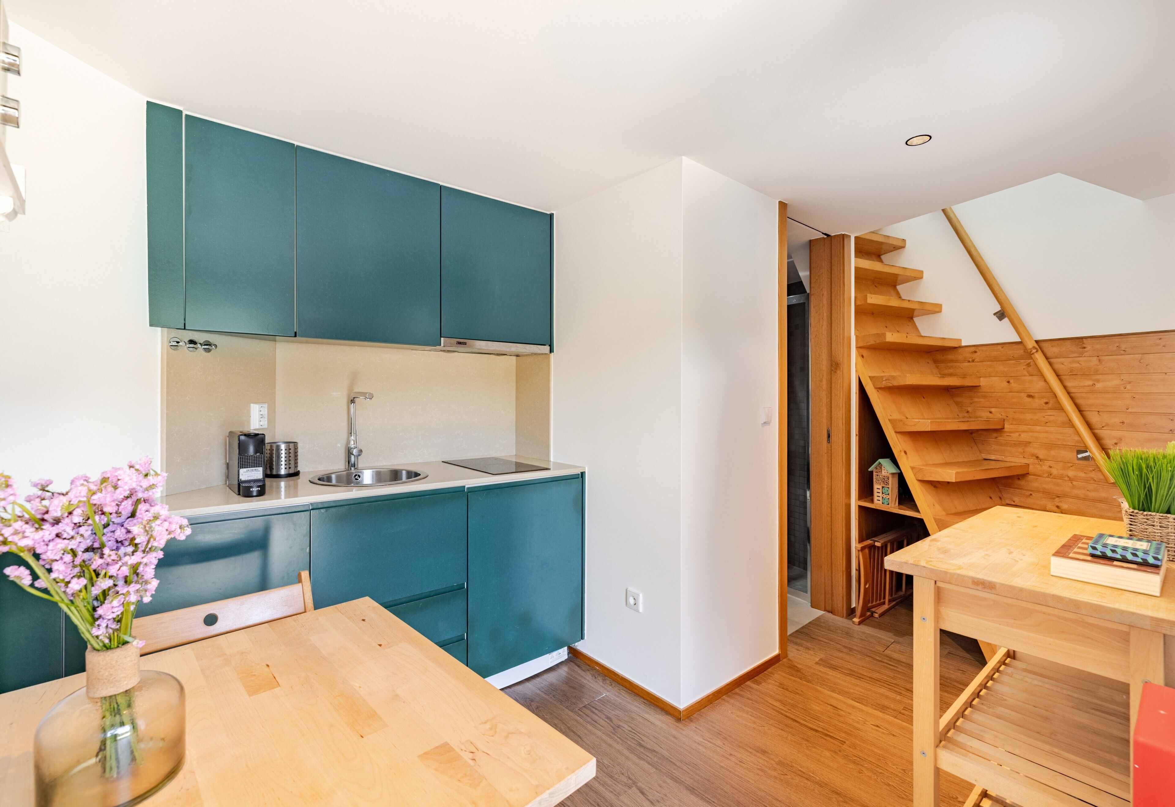 Kühlschrank, Mikrowelle, Herdplatte, Wasserkocher mit Kaffee-/Teezubehör