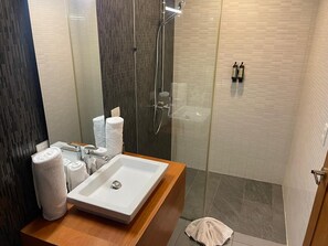 Shower, hair dryer, towels, soap -  1 Bedroom Apartment (Cabarete)