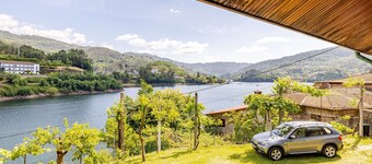 Holiday Home 'Estúdio À Beira Da Água No Gerês' with Lake View, Wi-Fi and Air Conditioning