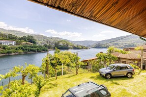 Une rivière, une voiture et un bâtiment avec un toit.
