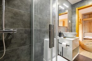 Shower, hair dryer, towels