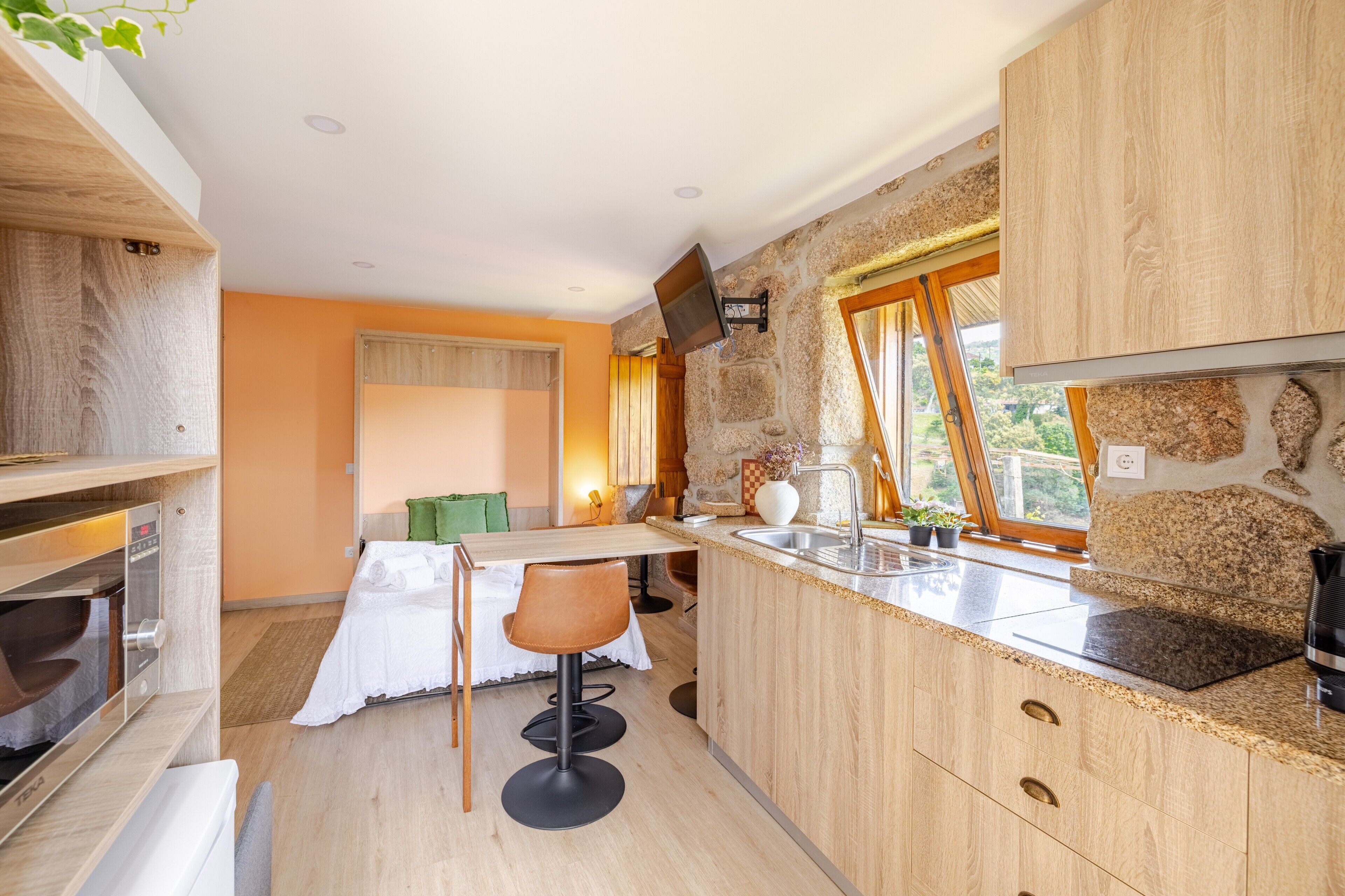 Frigorifero, microonde, piano cottura, macchina per tè/caffè