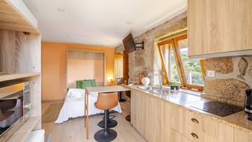 Frigorifero, microonde, piano cottura, macchina per tè/caffè