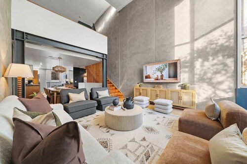 Gaslamp Row House - Sleeps 8, Private Garage, AC