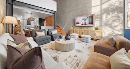 Gaslamp Row House - Sleeps 8, Private Garage, AC