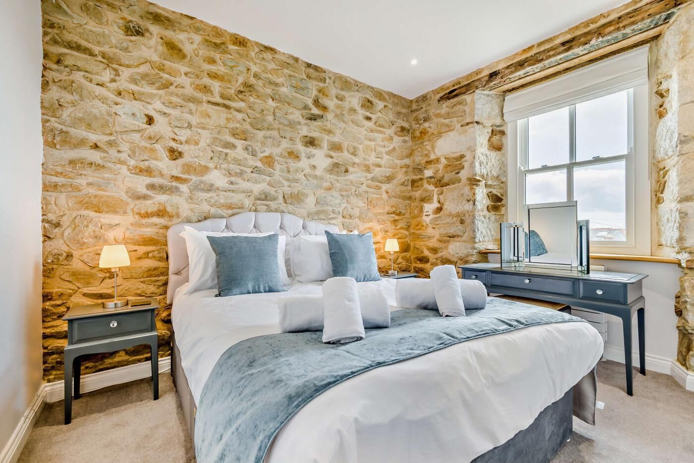 Tabla de planchar con plancha, wifi gratis, ropa de cama