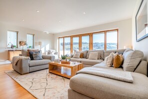 TV, fireplace - 4 Bed in Newquay (oc-b27906) (Newquay)