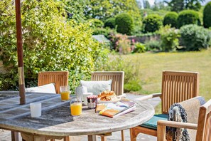 Outdoor dining - 3 Bed in Burton Bradstock (oc-t27822) (Burton Bradstock)