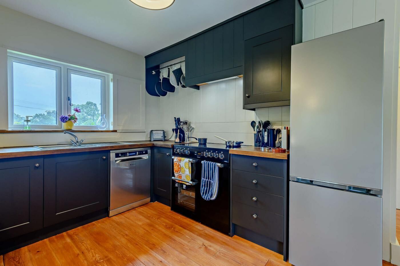 Horno, lavavajillas y utensilios de cocina