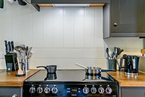 Oven, dishwasher, cookware/dishes/utensils