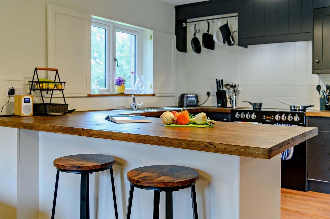 Oven, dishwasher, cookware/dishes/utensils