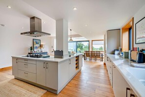 Microwave, oven, dishwasher, high chair - 5 Bed in Rye (oc-o27820) (Rye)