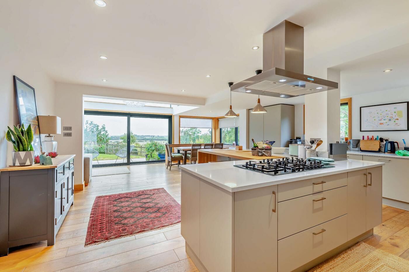 電子レンジ、オーブン、食器洗い機、ハイチェア