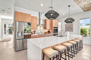 Fridge, microwave, oven, stovetop - Waldemere's Wonderland (Sarasota)