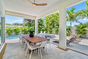 Outdoor dining - Waldemere's Wonderland (Sarasota)