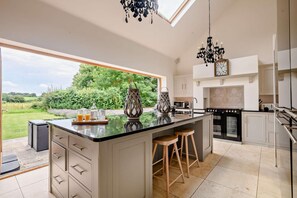 Microwave, oven, dishwasher, high chair - 5 Bed in Ellough (oc-d8656) (Ellough)