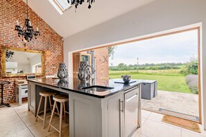 Microwave, oven, dishwasher, high chair - 5 Bed in Ellough (oc-d8656) (Ellough)