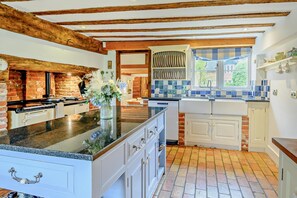 Mikroaaltouuni, uuni, astianpesukone, syöttötuoli