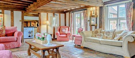 Televisión y chimenea