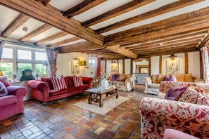 TV, fireplace - 13 Bed in Ellough (oc-m11311) (Ellough)