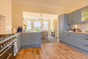 Dishwasher, high chair, cookware/dishes/utensils - 7 Bed in Lowestoft (oc-k27902) (Lowestoft)
