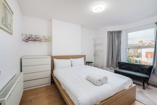 Central, Cosy 1st floor Apartment - Pass the Keys