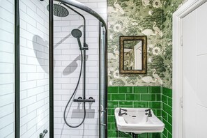 Shower, towels - Southside Stay | Next to City Centre & Queens Uni - Pass the Keys (Belfast)